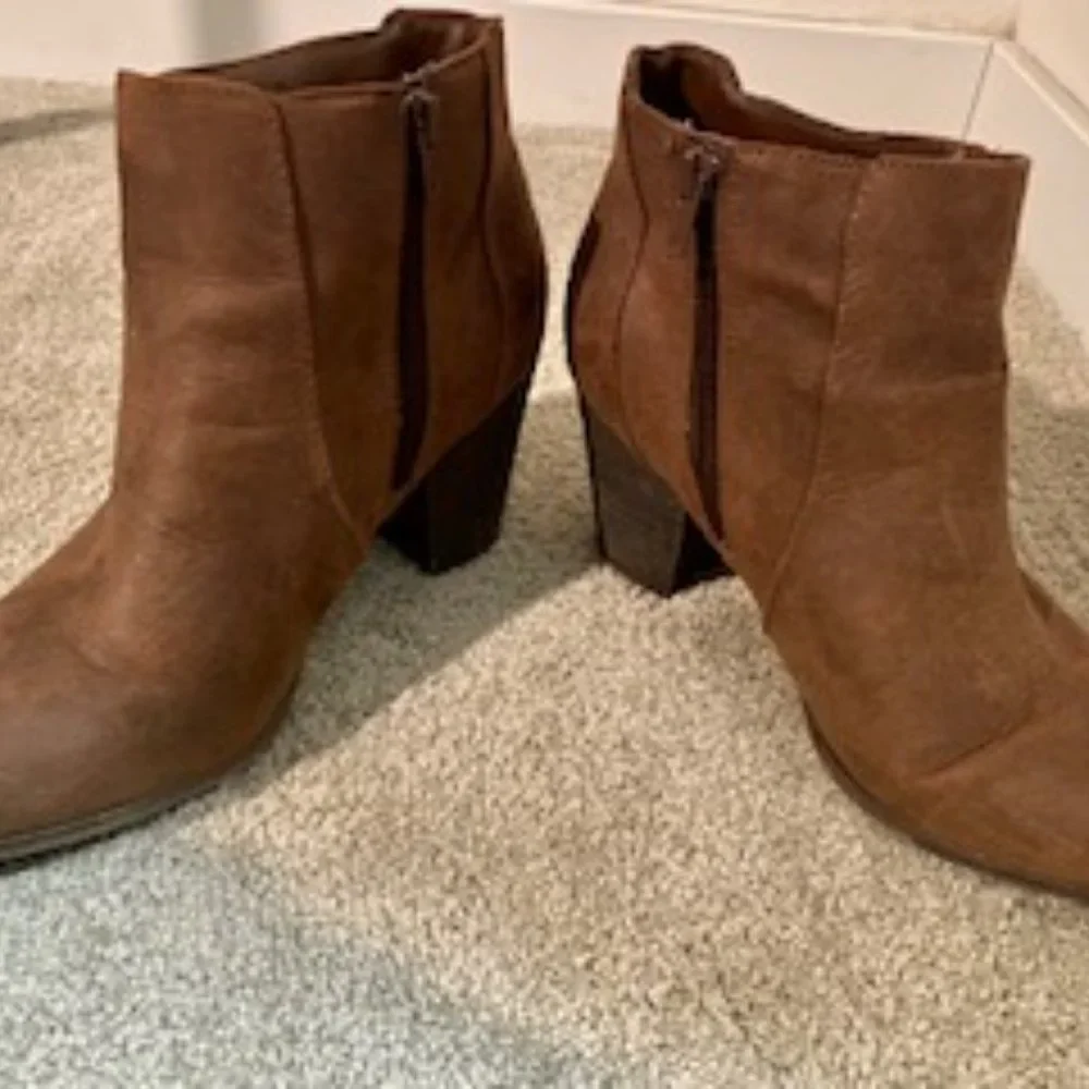 Size 10 Fergie brown boots - never worn! - Picture 6 of 8